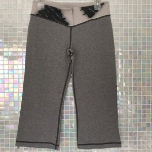 Lululemon light grey heathered yoga crops snap waist Size 8 EUC